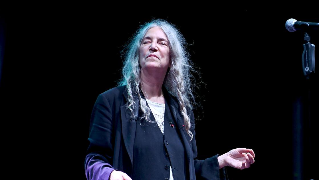 Patti Smith sviene durante un’esibizione in Brasile. Poi torna in sedia a rotelle: “Non posso finire, mi sento male”