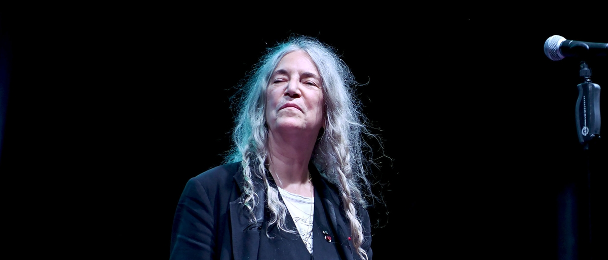 Patti Smith sviene durante un’esibizione in Brasile. Poi torna in sedia a rotelle: “Non posso finire, mi sento male”