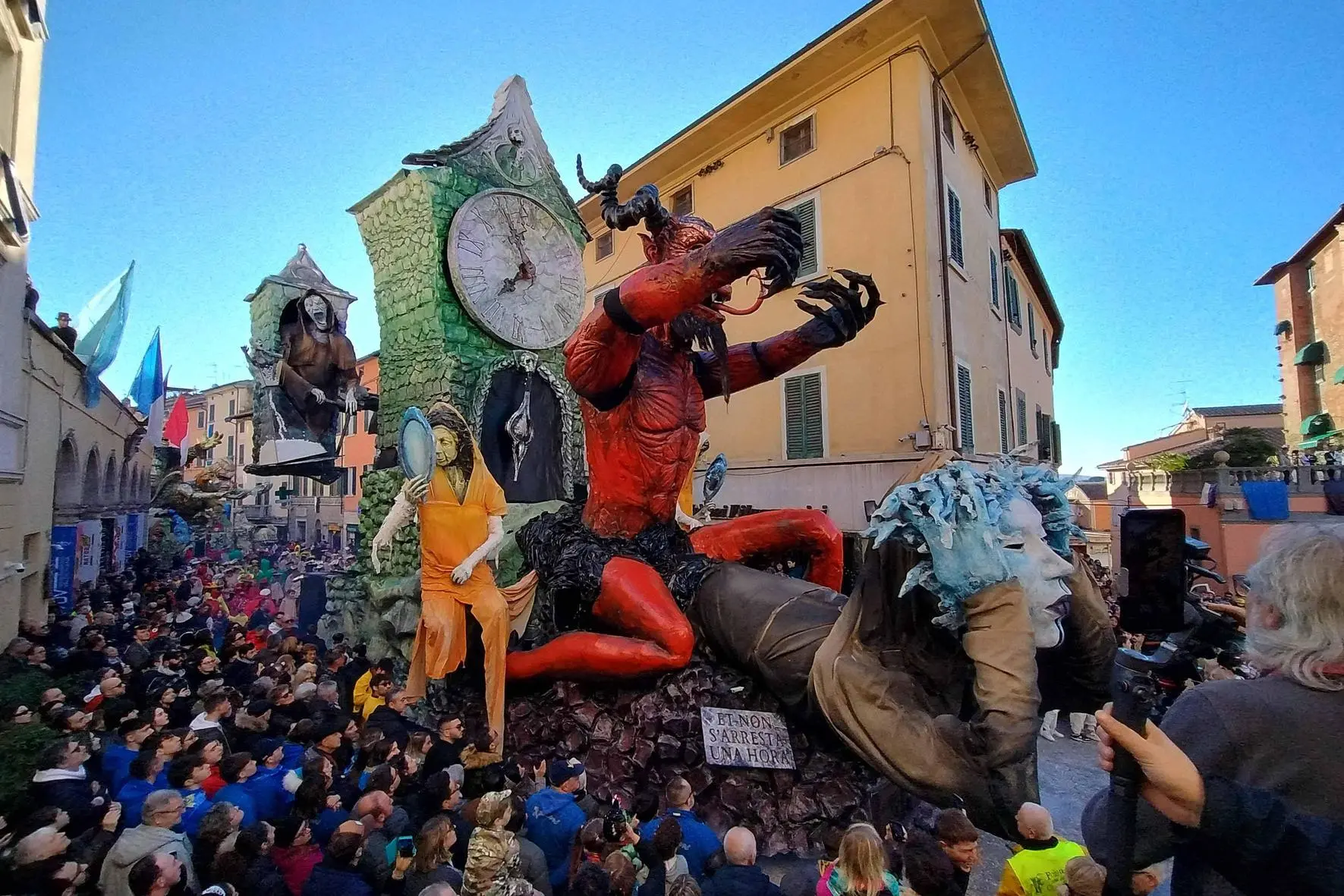 SATIRA, TRADIZIONI. E CARRI ALLEGORICI. TOSCANA IN FESTA