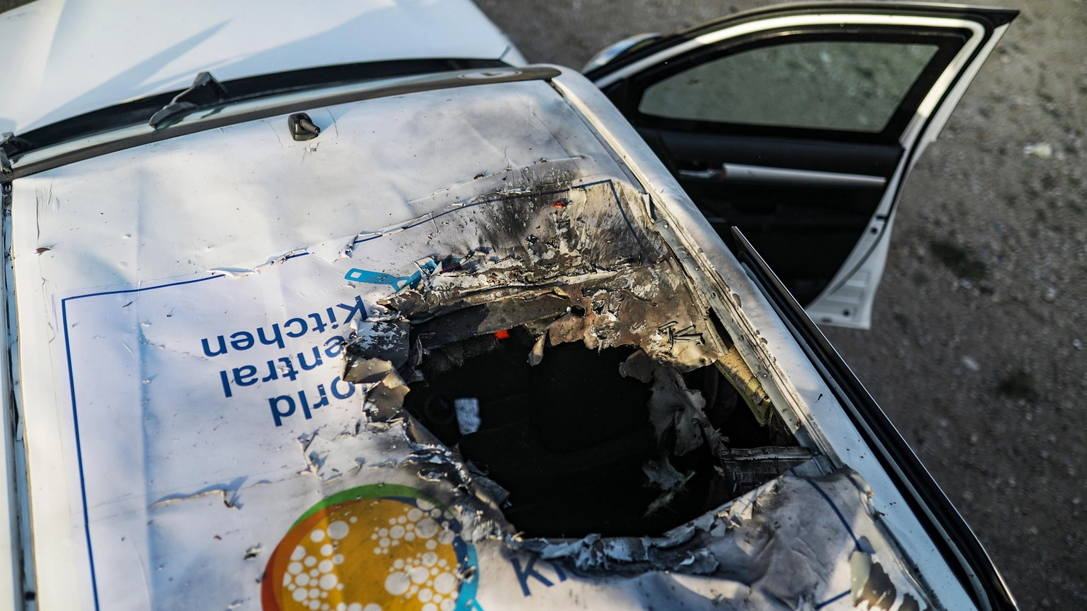 Il foro causato dalla detonazione del razzo su una delle auto di WCK (Ansa)