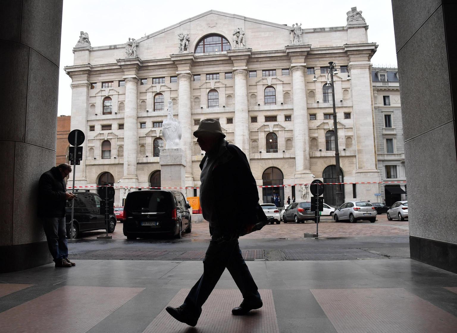 Borsa: Milano apre poco mossa (-0,01%)