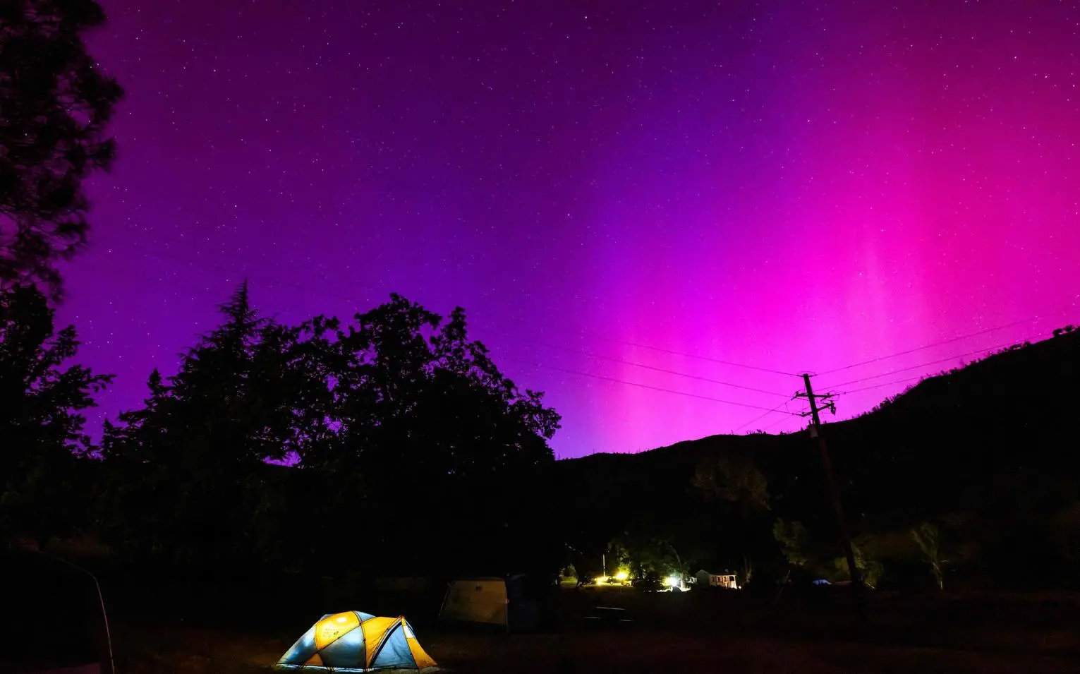 Aurora boreale diffusa, anche in Italia cieli viola. Ma reti elettriche in tilt