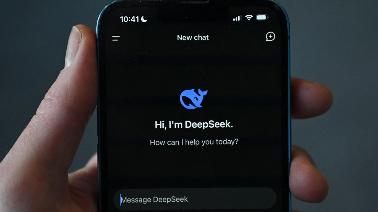 La app DeepSeek app su uno smartphone (foto Afp)