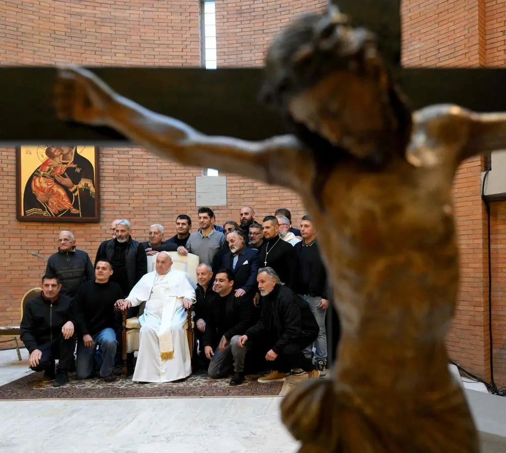 San Pietro e Rebibbia. Papa Francesco apre le porte sante: "In cella non perdete la speranza"