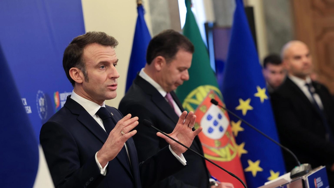 Macron annuncia dazi reciproci dell'Ue su acciaio e alluminio in risposta alle tariffe USA, difendendo i prodotti europei.