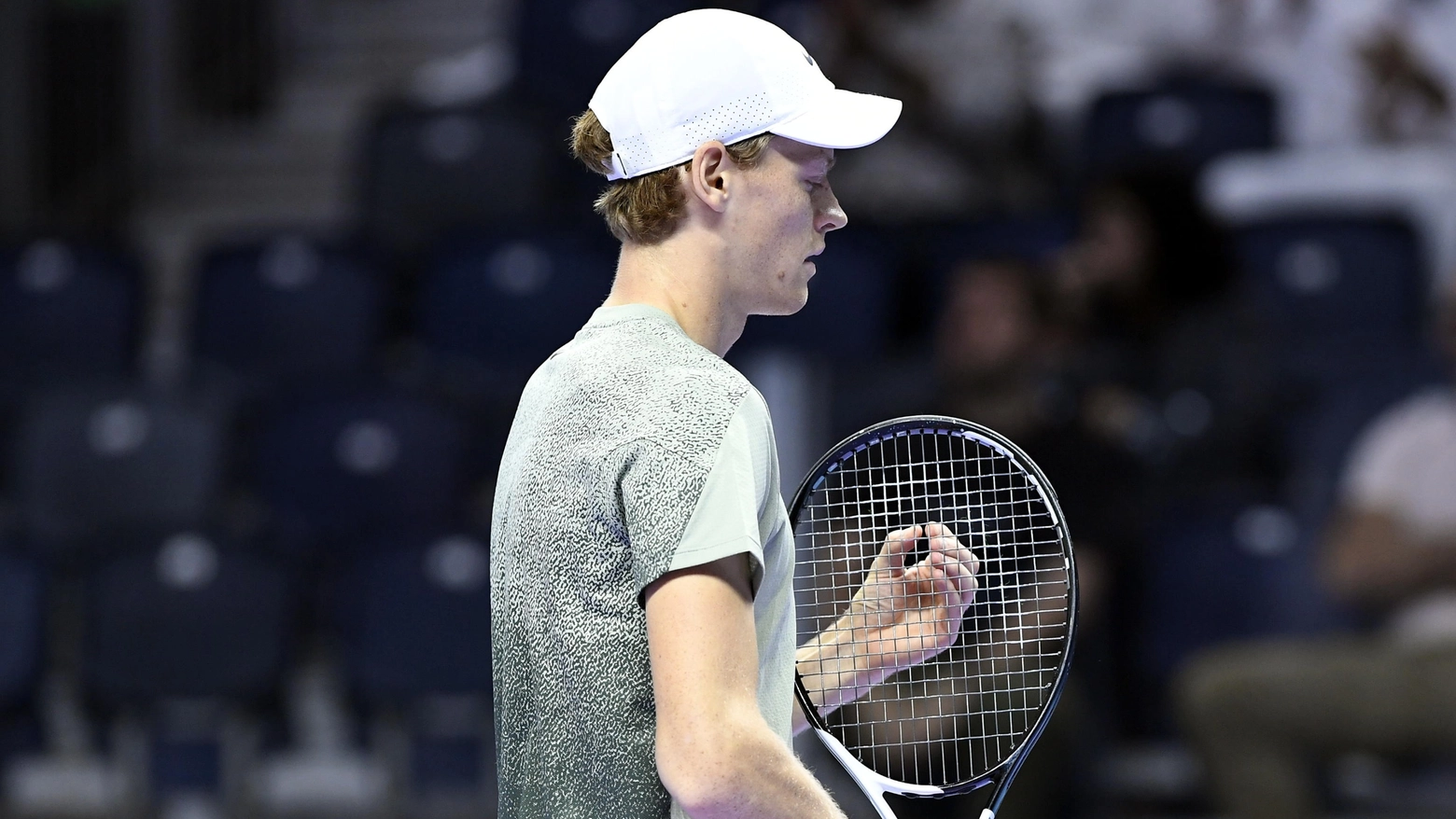 Il numero 1 del mondo non giocherà l’ultimo Masters 1000 della stagione. La delusione di Jannik: “Molto dispiaciuto di non poter scendere in campo. Nessuna preoccupazione per Atp Finals e Coppa Davis”