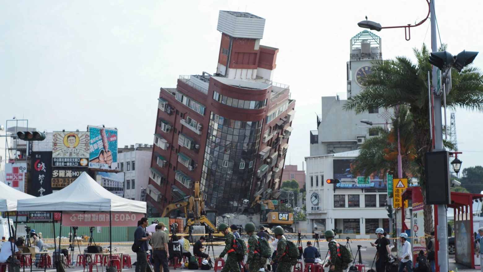 Uranus, il palazzo inclinato a 45 gradi dopo il terremoto di Taiwan