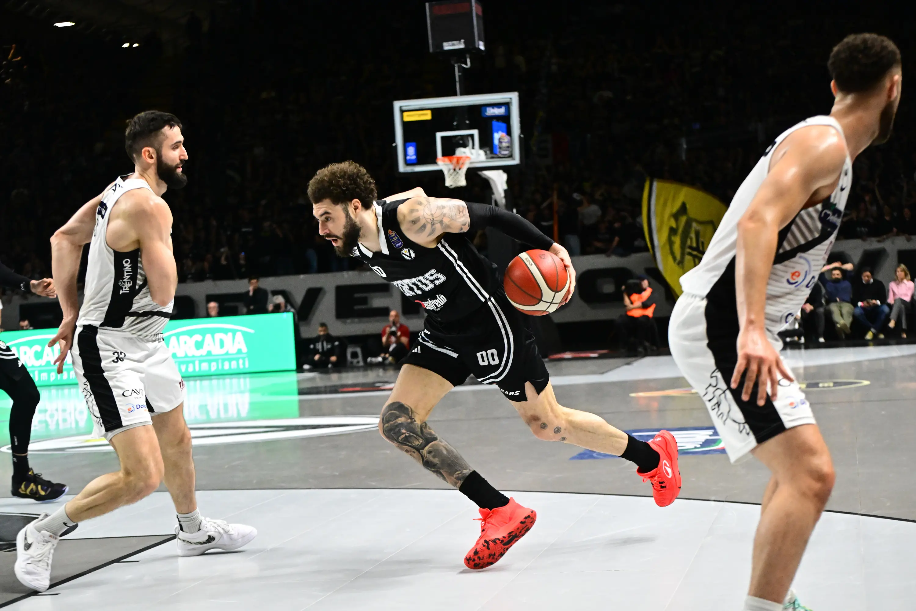 La Virtus Bologna batte Trento 80-75 e affianca Brescia al vertice