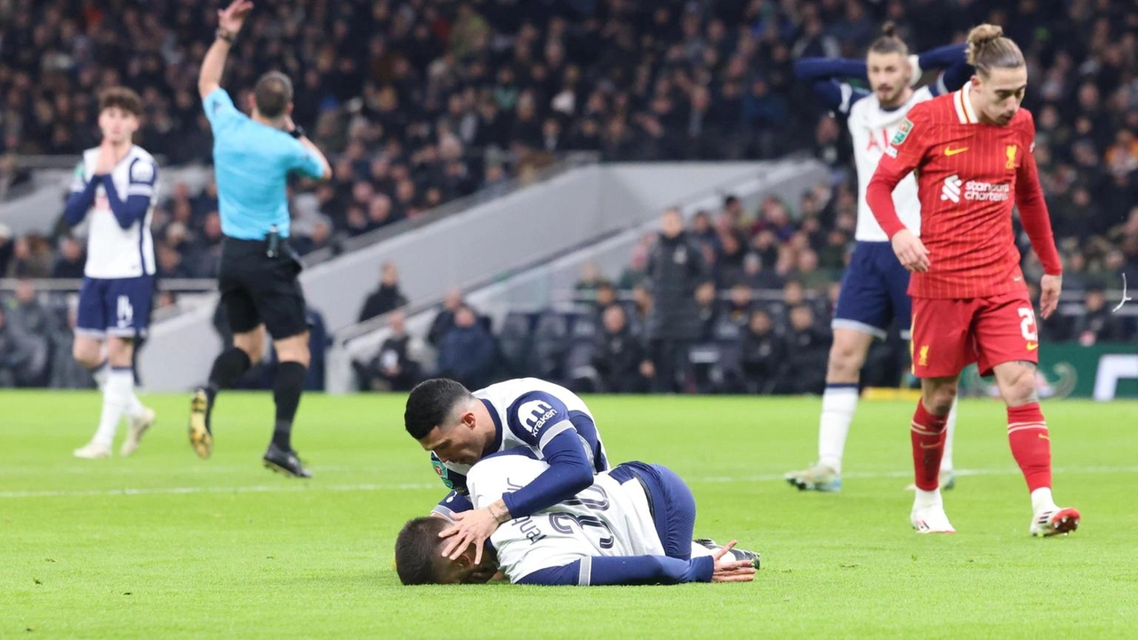 Semifinale di Coppa di Lega: Tottenham vince 1-0 contro Liverpool. Bentancur sviene ma rassicura tutti, è cosciente.