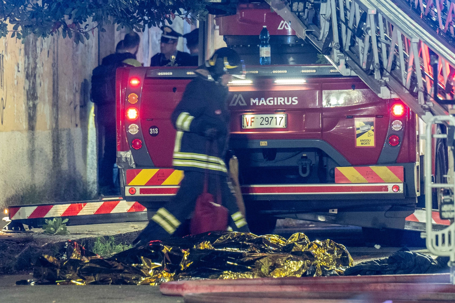 Incendio attivita commerciale via Ermenegildo Cantoni 3 