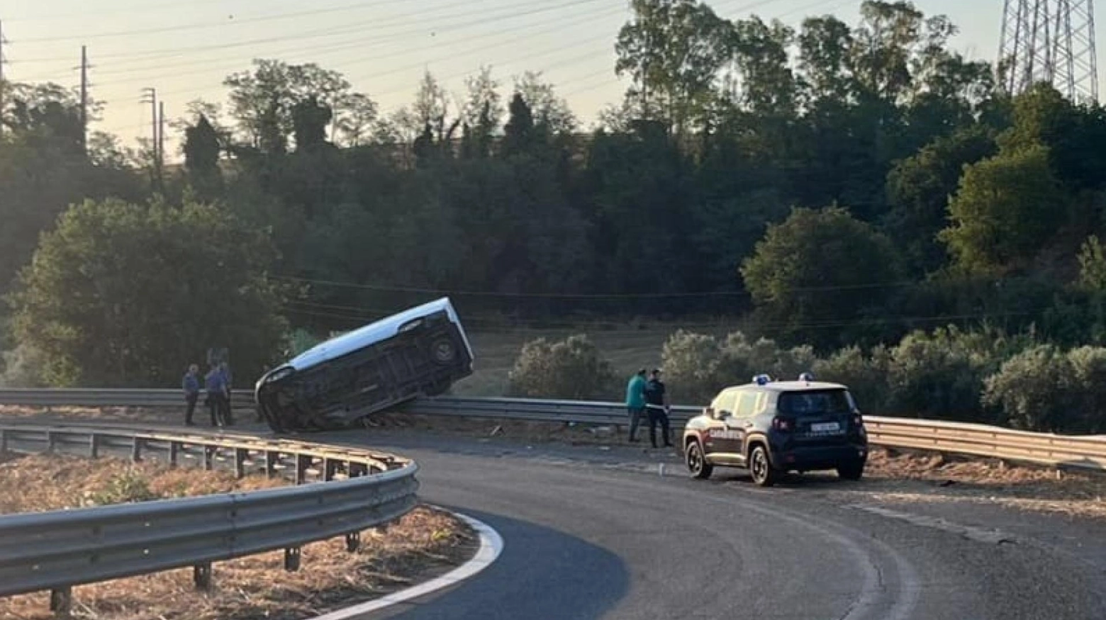 ++ In fuga dai carabinieri finiscono fuori strada, un morto ++