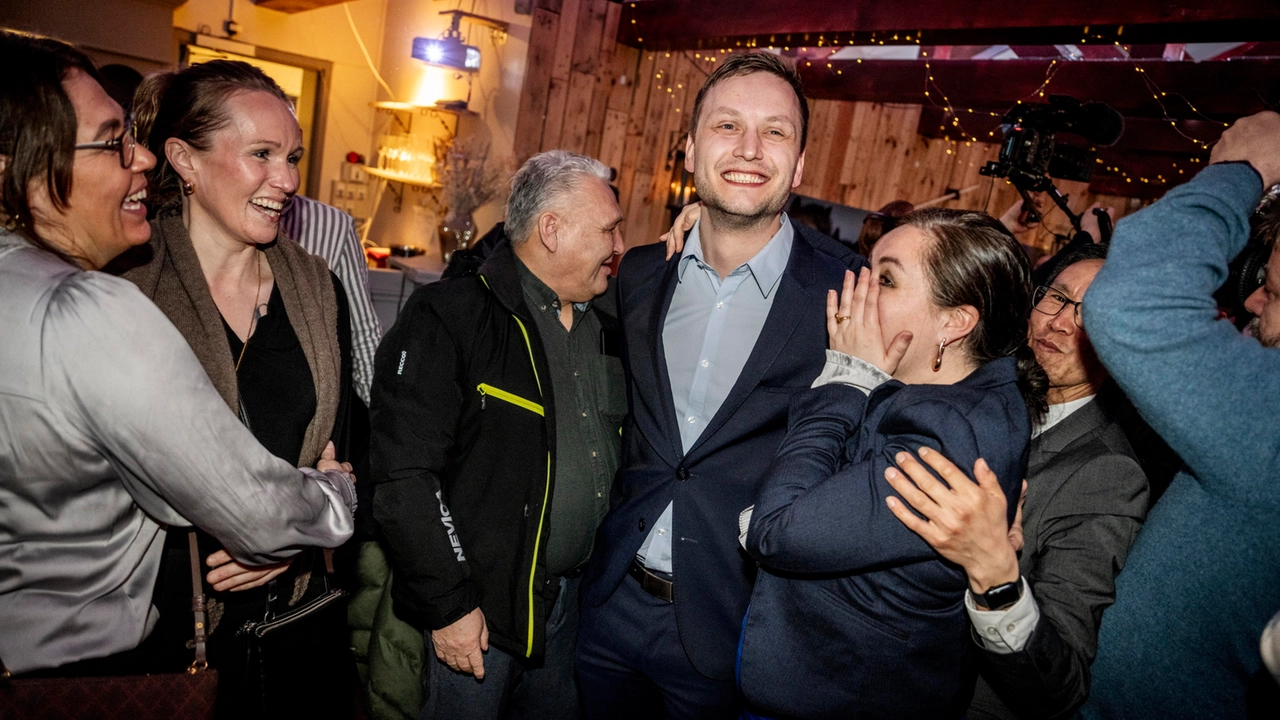 Jens-Frederik Nielsen, leader di Demokraatit festeggia i risultati delle elezioni (Ansa)