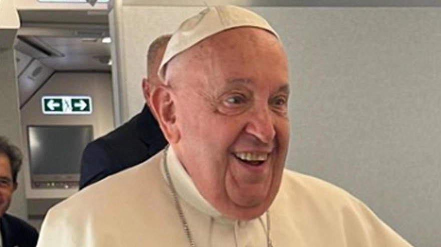 Papa Francesco, 87 anni, appena salito sull’aereo