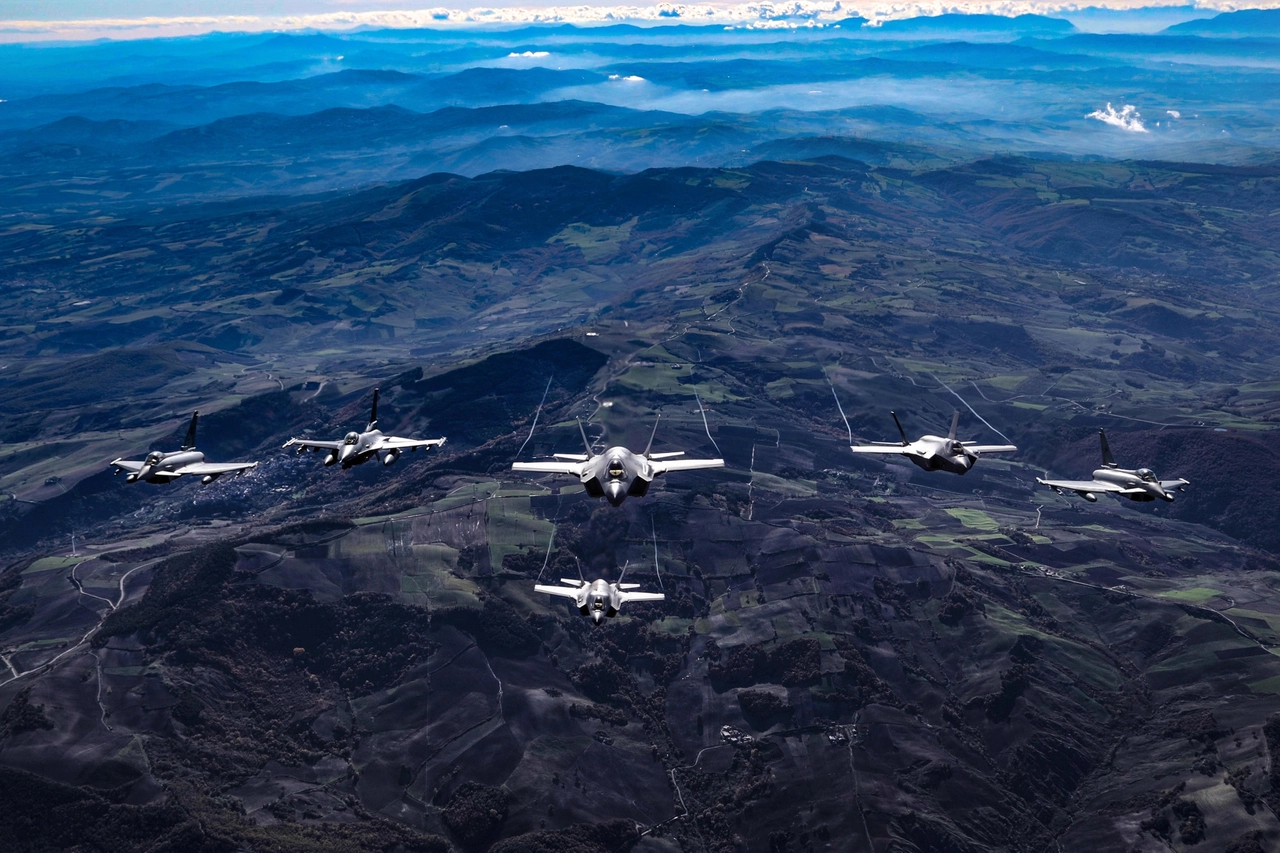 F-16 in volo, foto generica