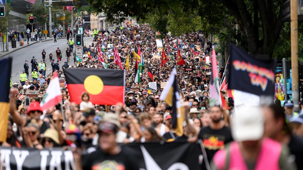 Migliaia di australiani protestano contro il trattamento degli indigeni nel giorno della festa nazionale del 26 gennaio.