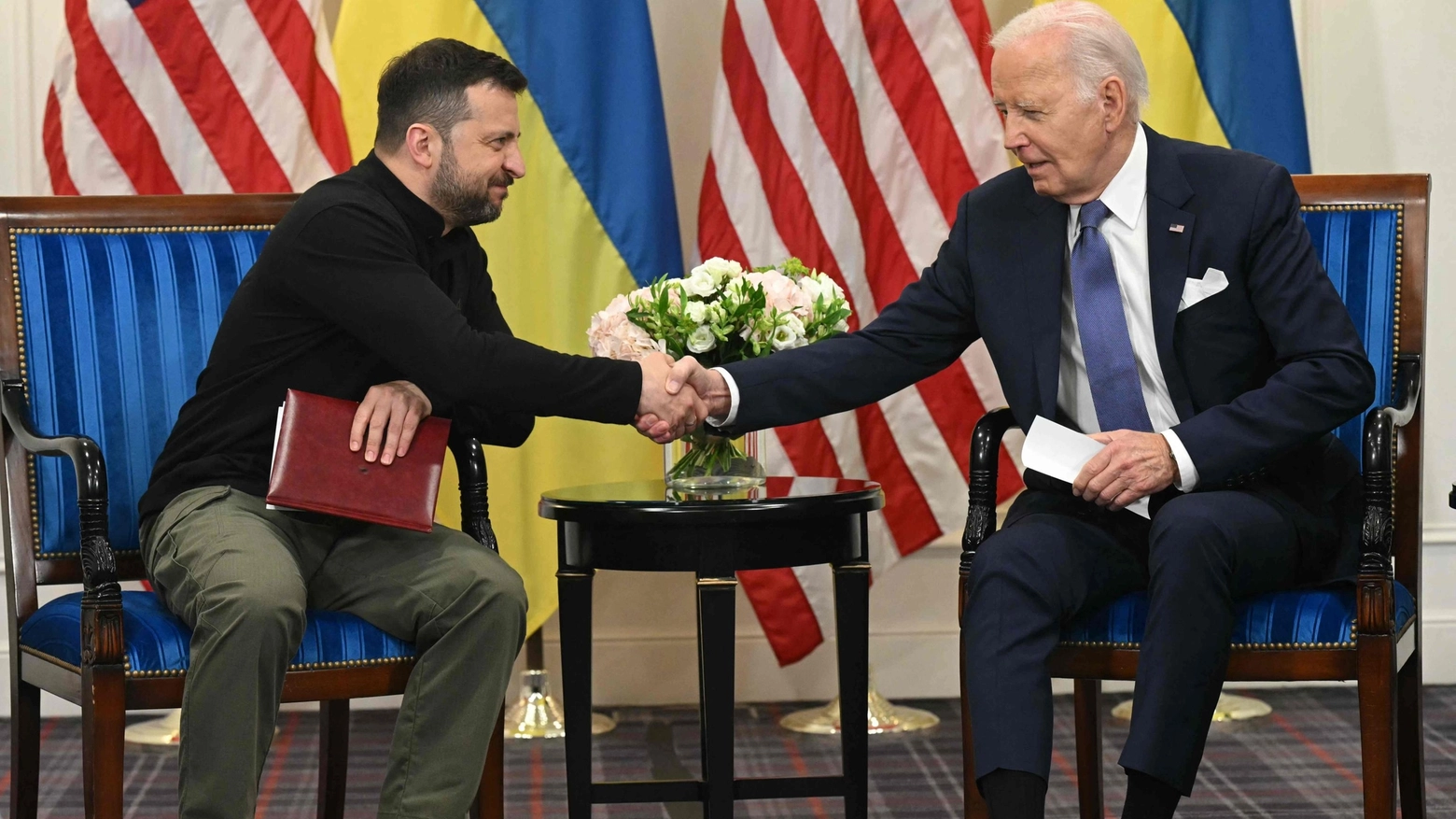 Il presidente ucraino Zelensky insieme all'americano Biden a Parigi (Ansa)