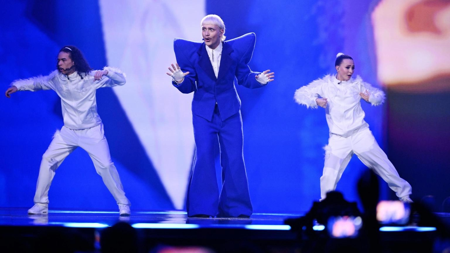 Eurovision, l'olandese Klein è squalificato dalla finale