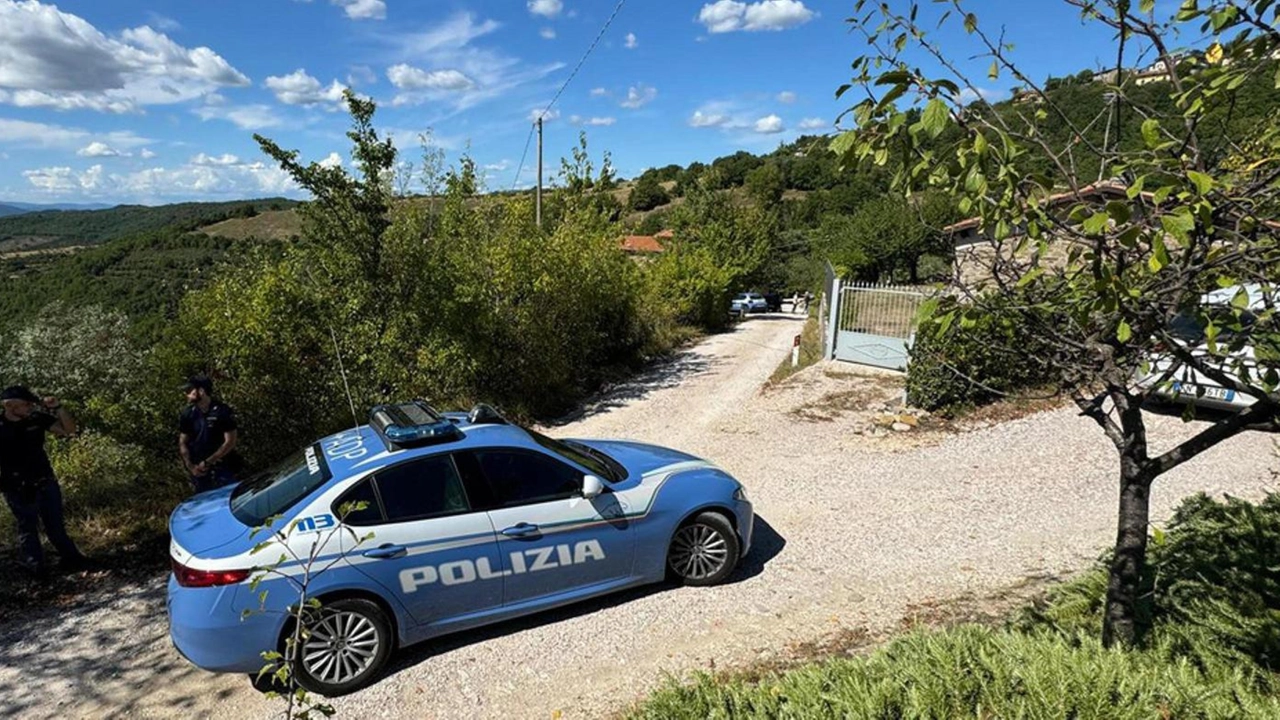 Tragedia familiare a Perugia: tre cadaveri trovati in un casolare, un duplice omicidio e un suicidio. La Procura indaga sul movente e sul responsabile.