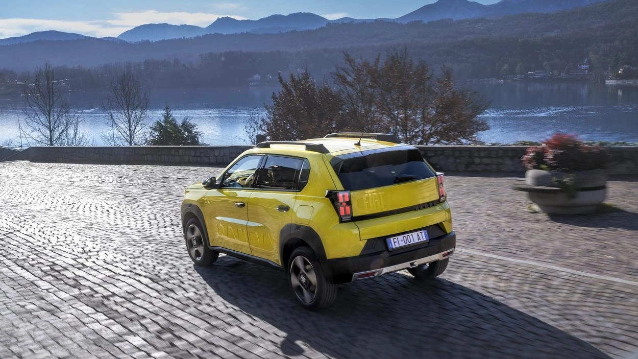 La nuova Fiat Grande Panda, un crossover elettrico e ibrido, punta a rilanciare il marchio con design e prezzi competitivi.