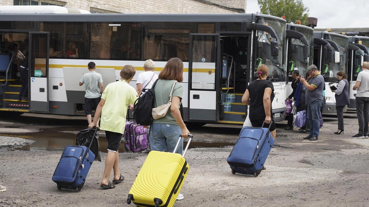 Il ministero delle Emergenze russo ha dichiarato che oltre 76.000 persone sono state evacuate dalle zone di confine nella regione...