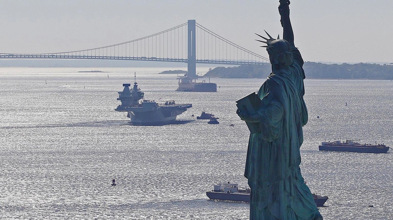 Il socialista francese Raphaël Glucksmann critica gli USA e propone di riportare la Statua della Libertà a Parigi.