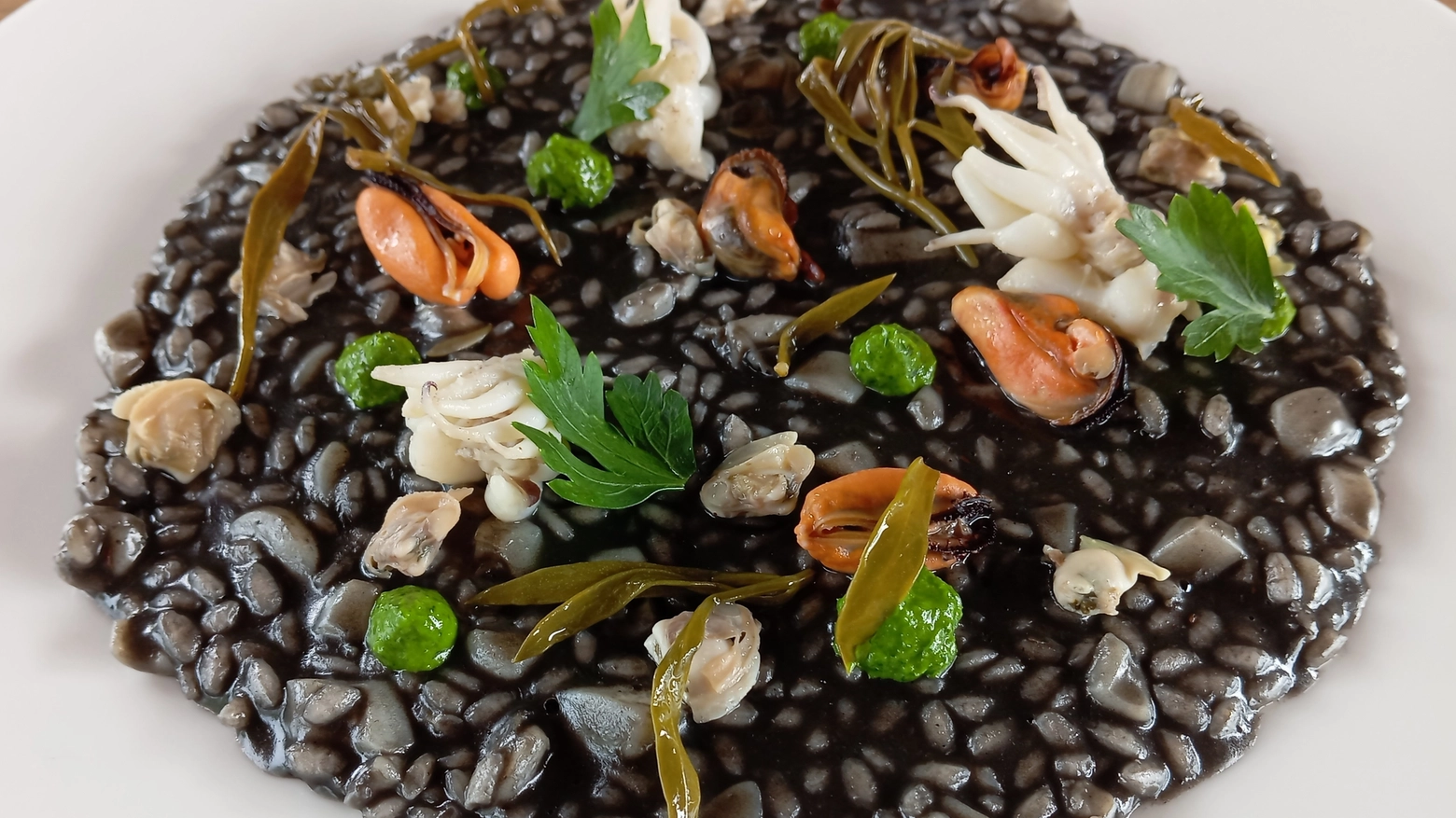 Risotto al nero di seppia, tra mare e laguna, secondo la ricetta degli chef de Al Granaio