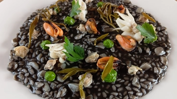 Risotto al nero di seppia con finocchio di mare