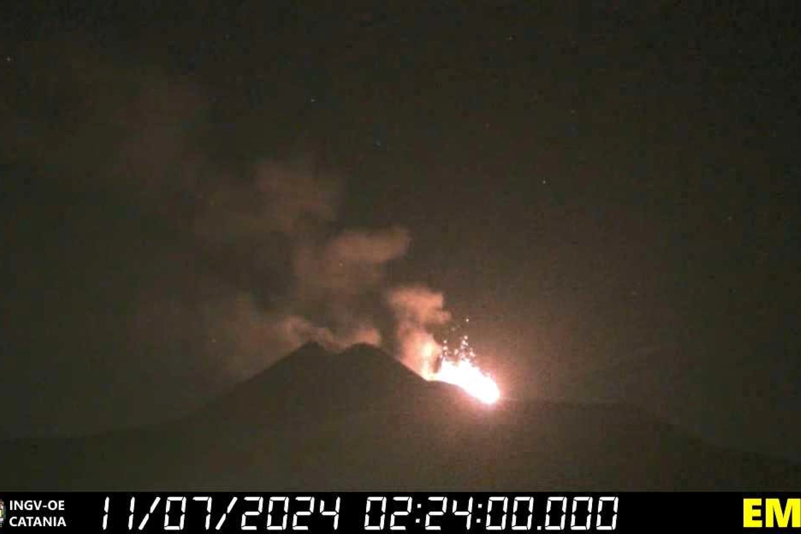 Etna: attività stromboliana e cenere vulcanica da Voragine