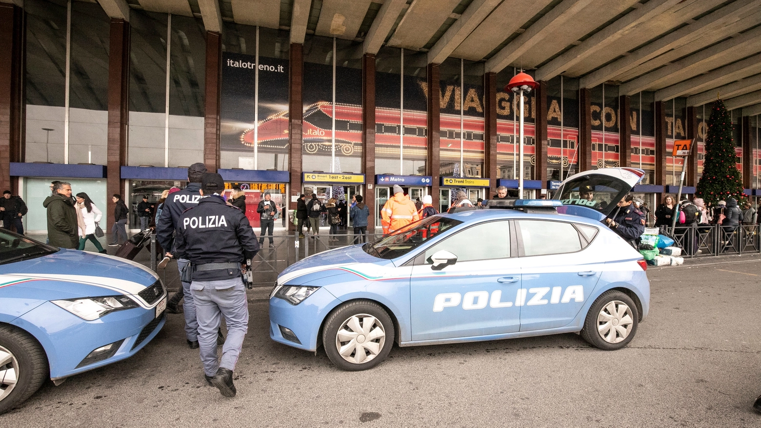 La polizia davanti alla stazione Termini di Roma (foto d'archivio)