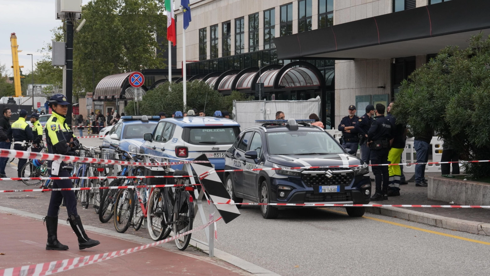 Rilievi davanti alla stazione di Verona Porta Nuova, dove un uomo è rimasto ucciso dopo aver aggredito due agenti (Ansa)