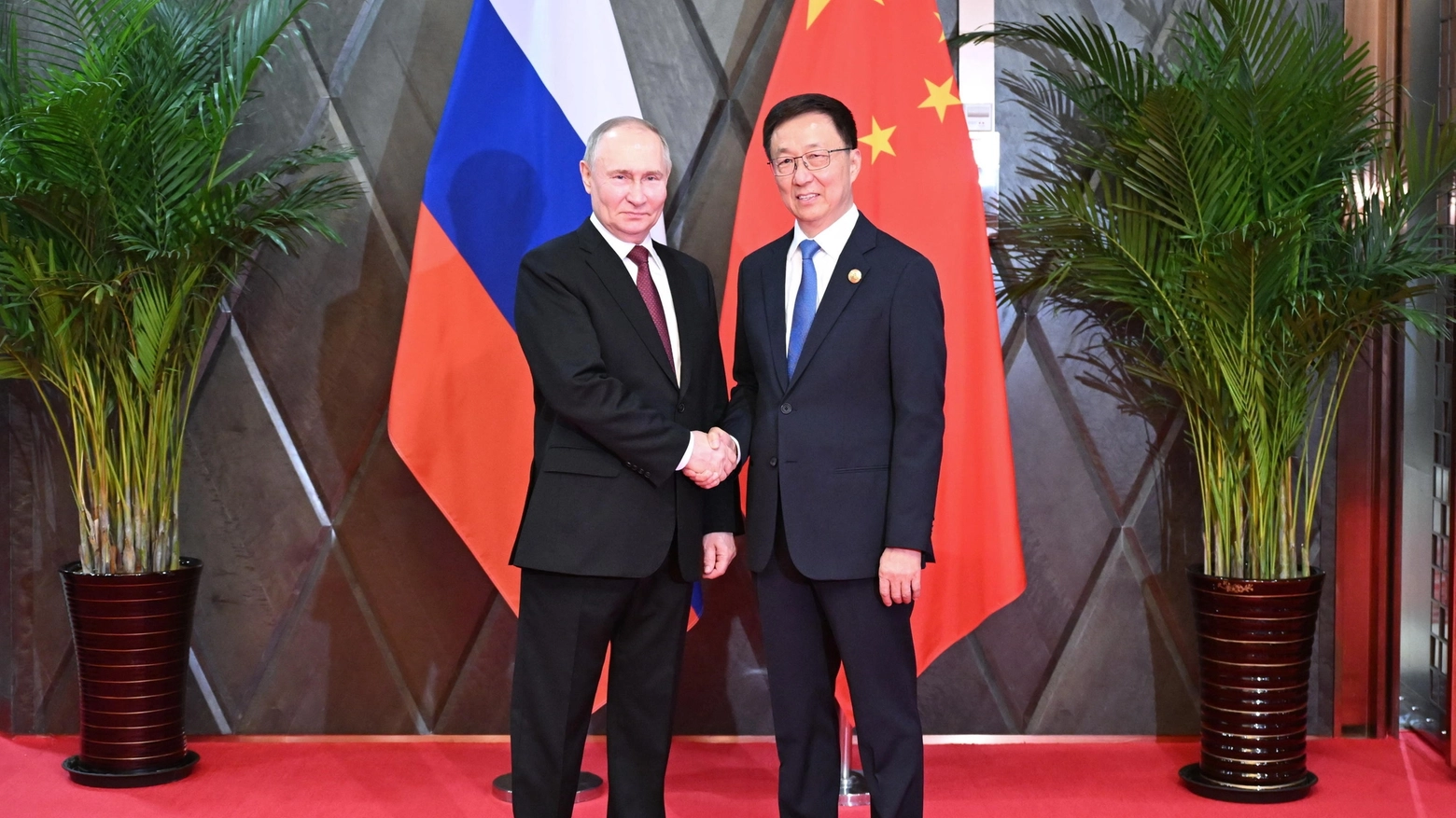 Il presidente russo Vladimir Putin insieme al vicepresidente cinese Han Zheng (foto di archivio, Ansa)