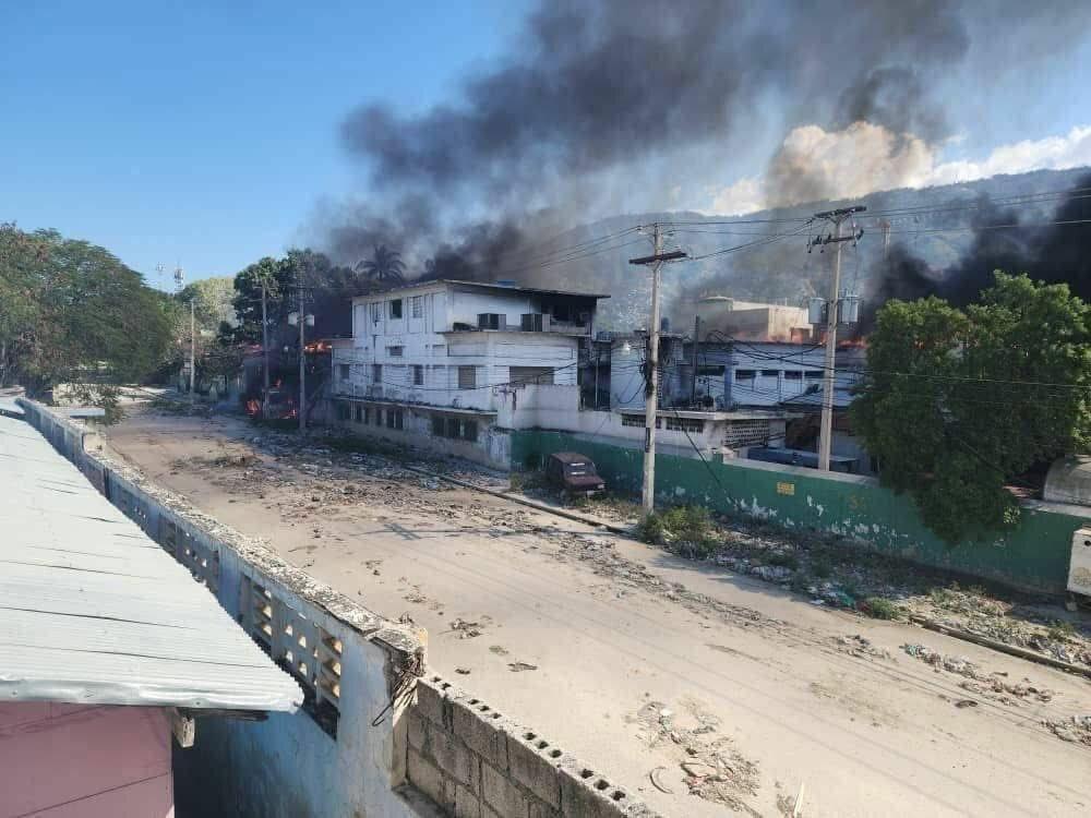 Incendio all'Ospedale Generale di Port-au-Prince: il più grande ospedale di Haiti in fiamme