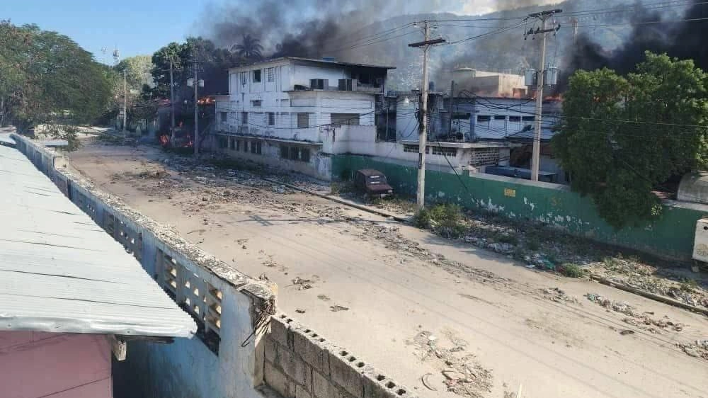 L'Ospedale Generale di Port-au-Prince, cruciale per l'assistenza sanitaria ad Haiti, è stato incendiato. Sospetti su una gang locale.