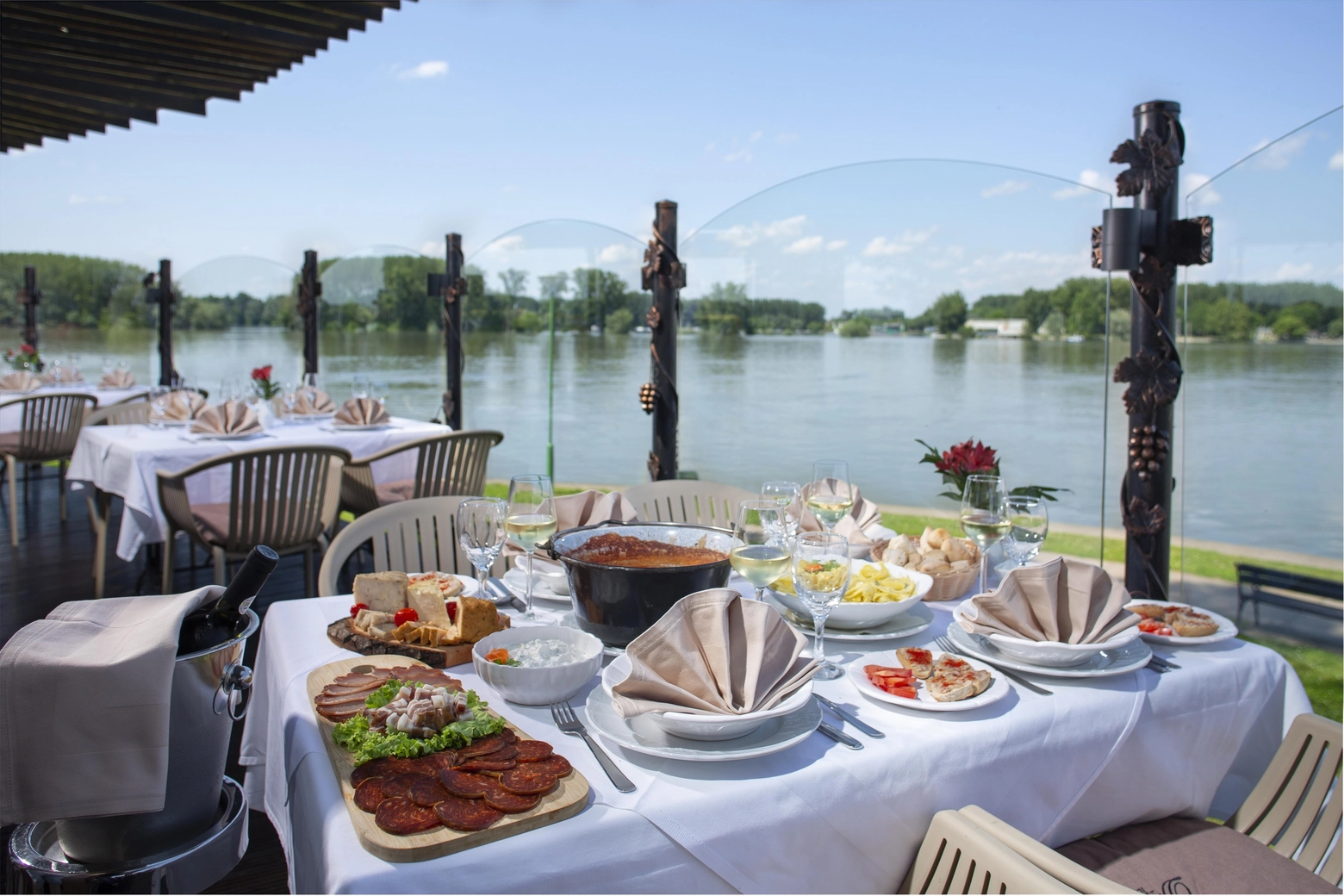 A pranzo lungo il Danubio (foto Sinisa Ustulica)
