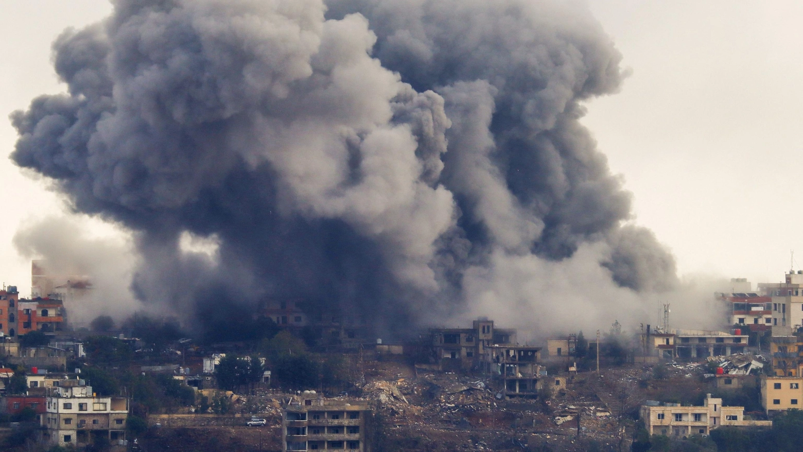 Sono 15 le vittime nella Striscia. Attacco aereo contro la protezione civile palestinese: un morto e tre feriti: “È il 18esimo, violazione della Convenzione di Ginevra”