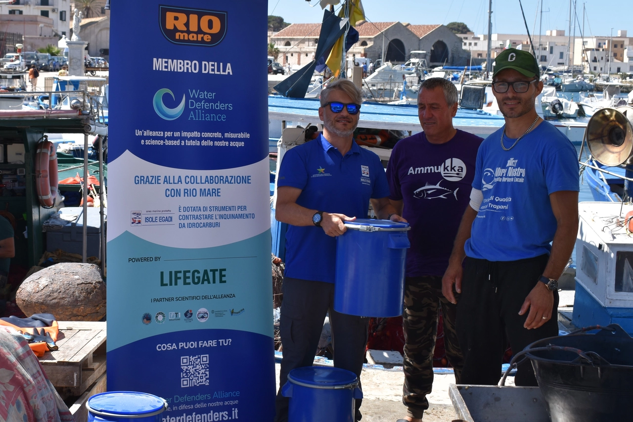 I fusti per la raccolta degli idrocarburi recuperati vengono donati