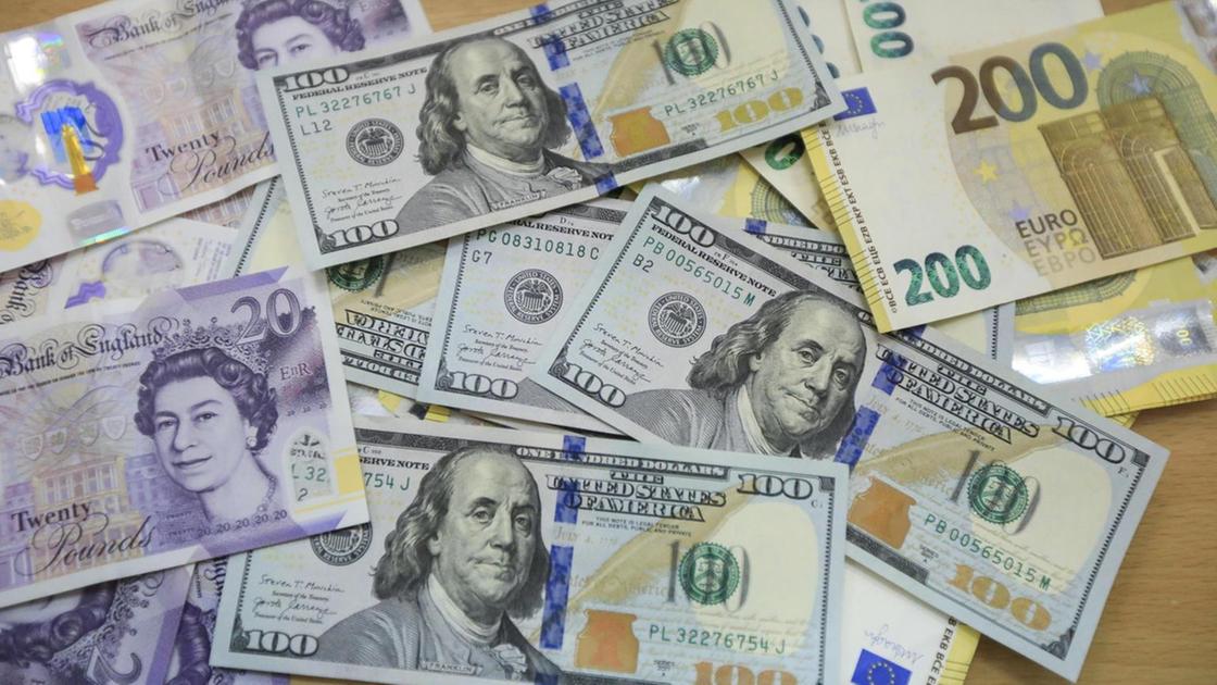 Euro apre poco mosso, incerta la sterlina dopo balzo inflazione