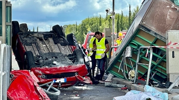 Domenica di sangue sulle strade della Toscana, cinque morti e otto feriti. Due sono bambini