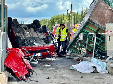 Domenica di sangue sulle strade della Toscana, cinque morti e otto feriti. Due sono bambini