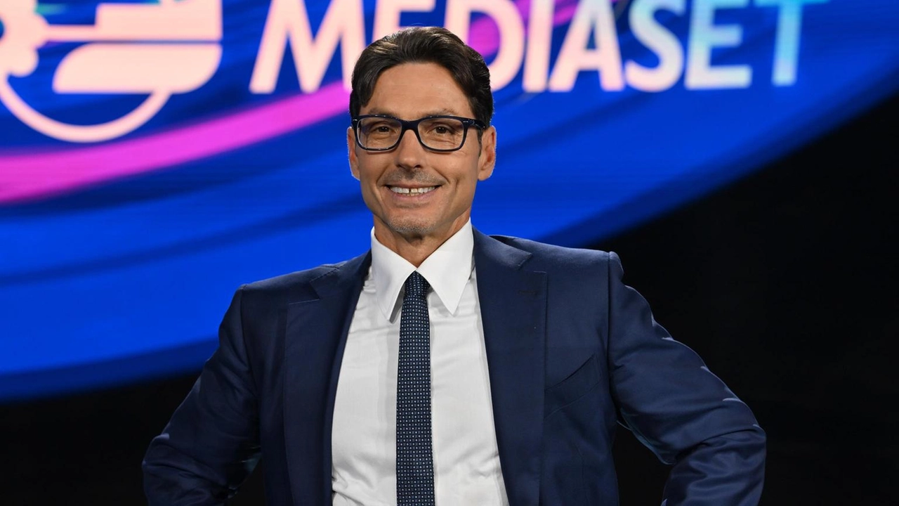 Mediaset supera Rai nelle 24 ore. Berlusconi elogia i dipendenti e annuncia un 2024 eccezionale con 9.000 ore di autoprodotto.