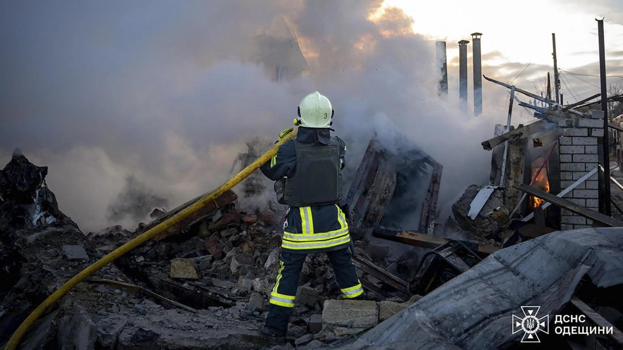 Attacco russo con droni a Odessa lascia 500 case e 14 scuole senza elettricità, acqua e riscaldamento, dice il sindaco.