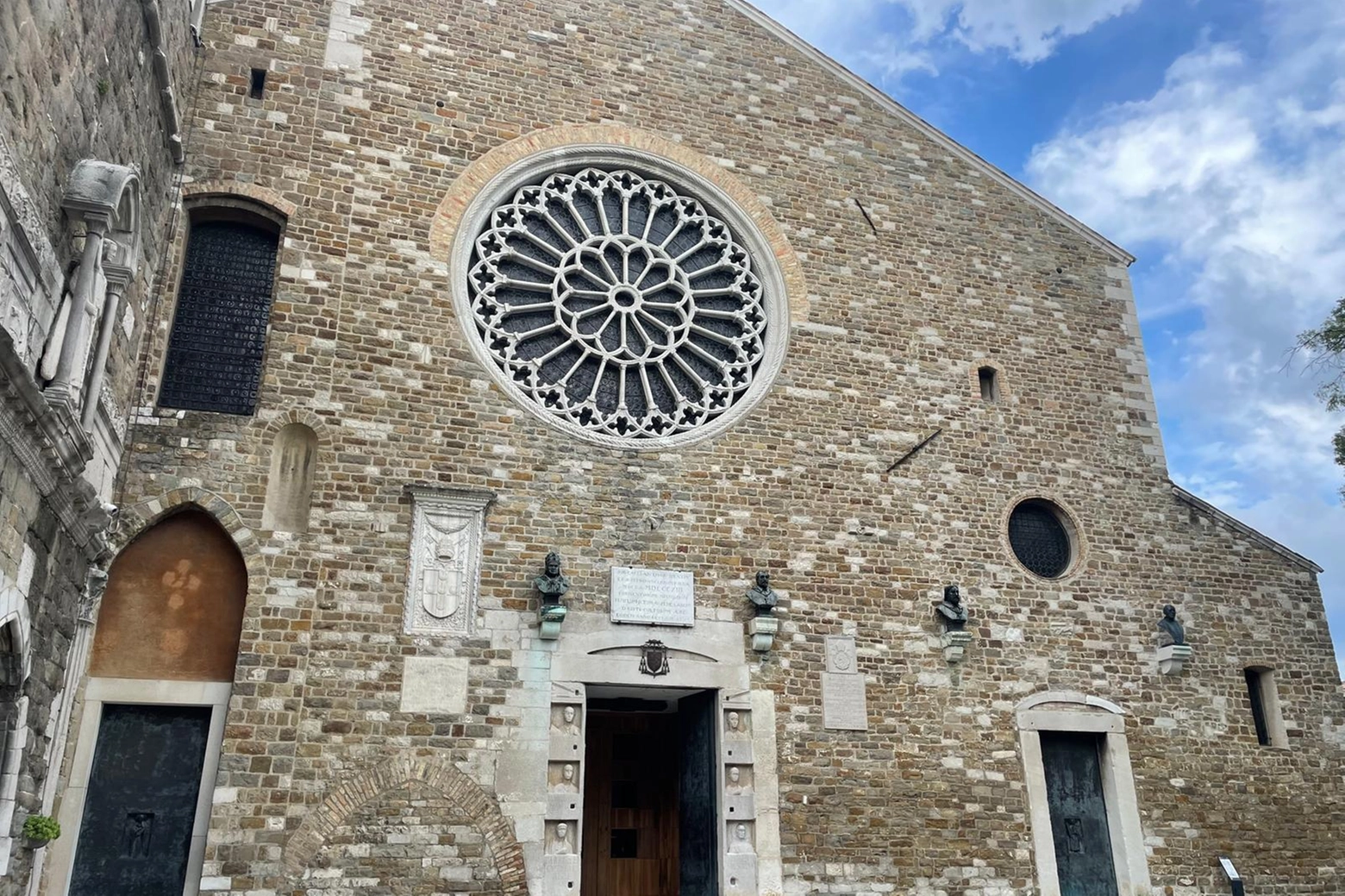 Cattedrale di San Giusto a Trieste, impreziosita all’esterno da un rosone gotico in pietra bianca (foto di Monica Guerci)