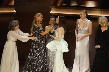 Oscar 2024, tutti i vincitori: ‘Oppenheimer’ fa il pieno, sorpresa Emma Stone