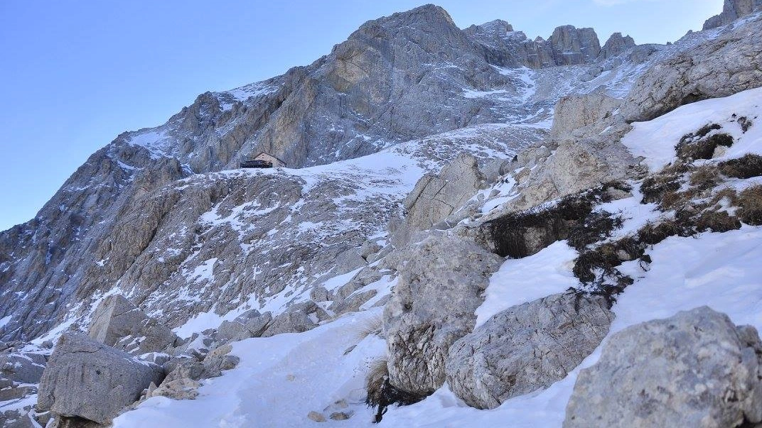 Giorgio Lanciotti, 35 anni, di Roseto degli Abruzzi, sabato pomeriggio aveva postato sui social la sua scalata verso la cima del Corno Grande. Le ricerche con elicotteri e cani