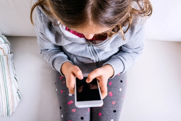 Stop tablet ai minori, l’esperto di dipendenze: "Idea irrealizzabile, i divieti non servono. Educhiamo i genitori"