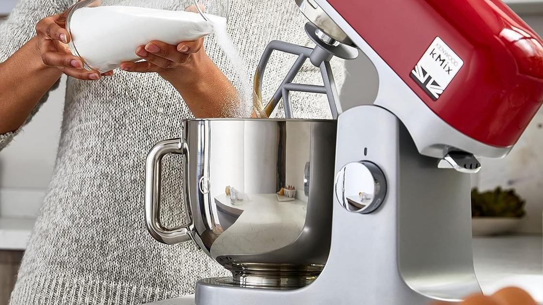 Creatività senza limiti in cucina con la nuova impastatrice planetaria Kenwood KMIX, personalizzabile con oltre 20 accessori, ora al 22% in meno, prezzo shock