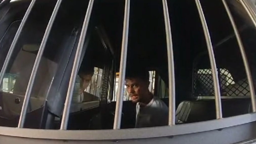 Matteo Falcinelli nell'auto della polizia dopo l'arresto