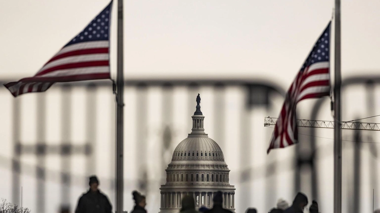 Cerimonia del giuramento di Donald Trump al Capitol con 600 ospiti, tra cui Giorgia Meloni e altri dignitari internazionali.