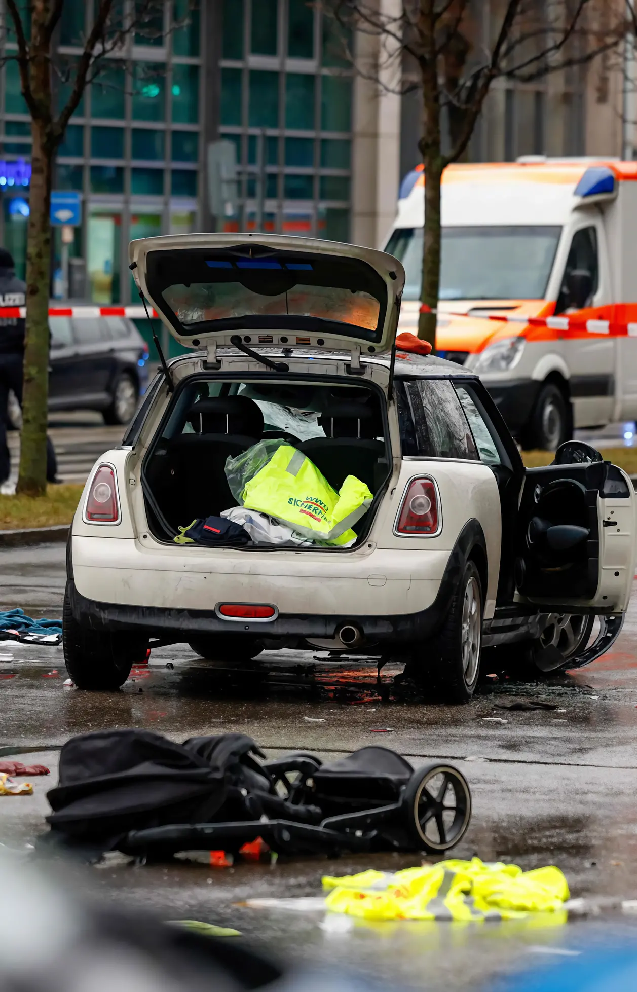 Attentato a Monaco. Auto sulla folla: ventotto feriti. È il secondo attacco in due mesi