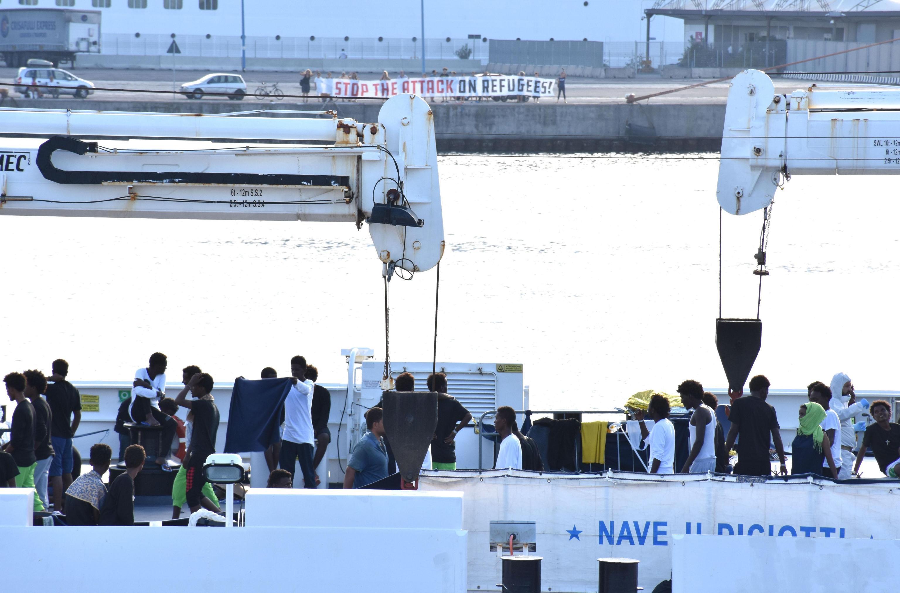 Nave Diciotti, la Cassazione: il governo dovrà risarcire i migranti per lo sbarco vietato. Ira di Meloni, Salvini: “Vergognoso, paghino i giudici”